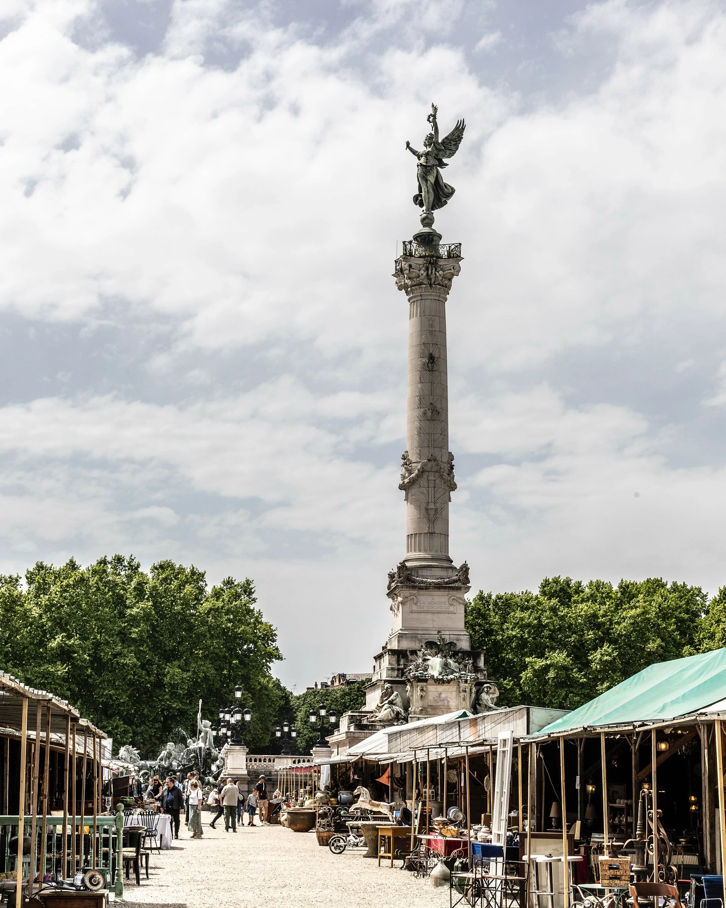 Rendez-vous emblématique de la Brocante de Bordeaux place des Quinconces